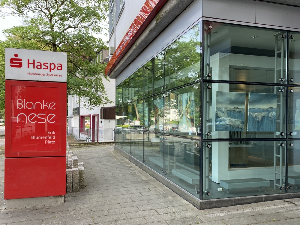 Außenansicht mit großen Gemälden in den Fenstern im Rahmen der Ausstellung "CITYSCAPES & WATERWAYS" in der Hamburger Sparkasse in Blankenese