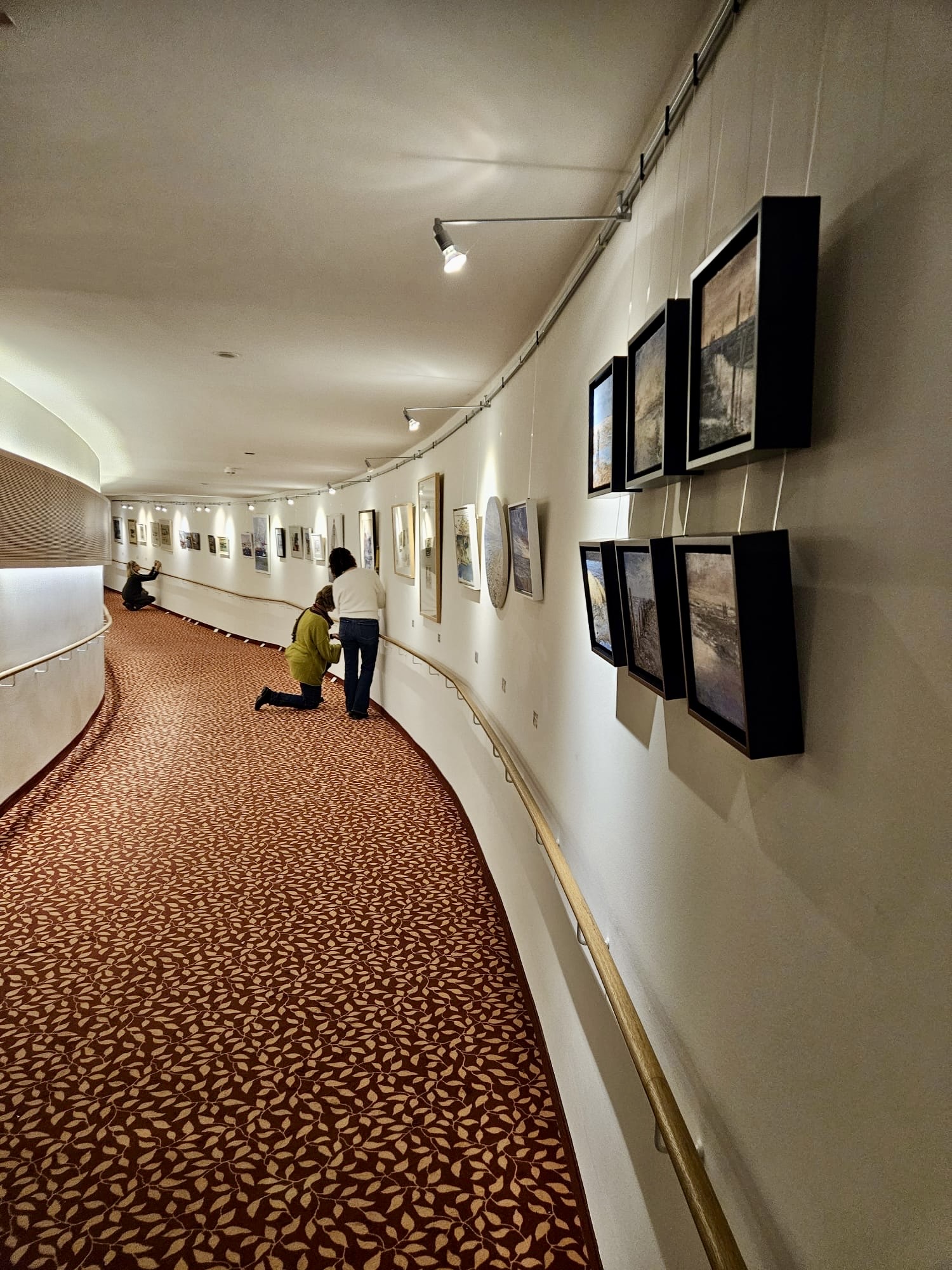 Blick auf einen Teil der Ausstellung „Weite und Licht – Norddeutsche Landschaftsmalerei – damals und heute“ in der Galerie in der Elbschlossresidenz